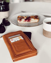 Load image into Gallery viewer, Tatum Cardholder - Tan