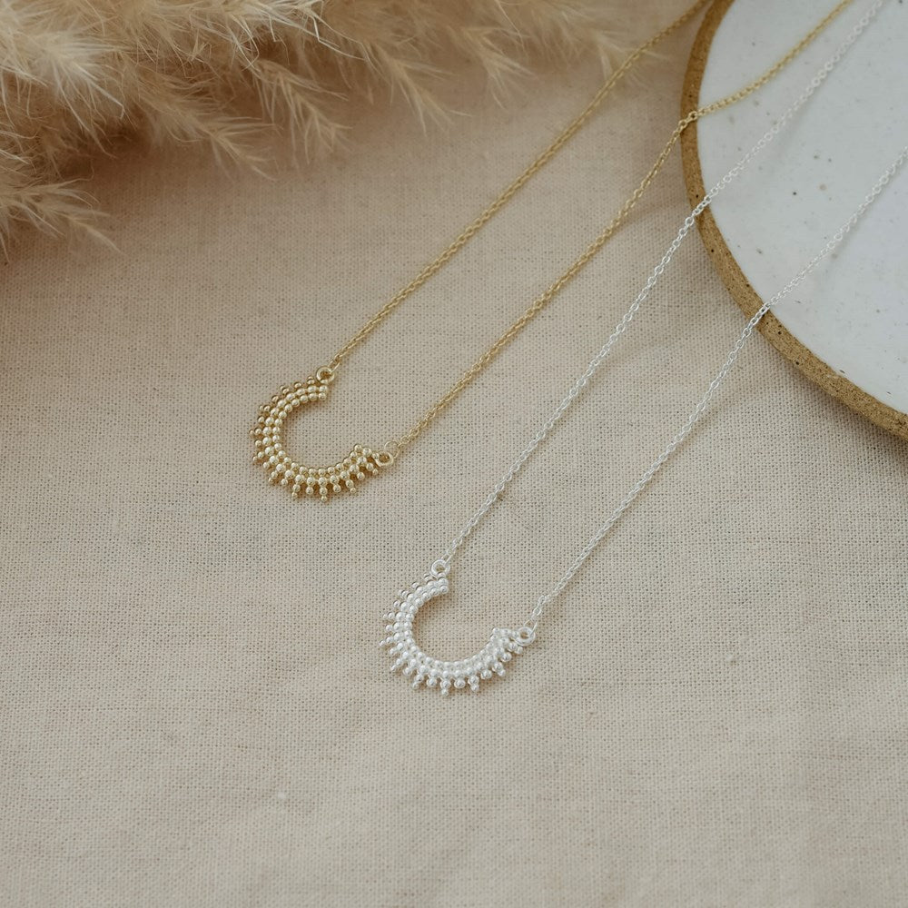 Curved Luck Necklace - Gold