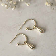 Load image into Gallery viewer, Drape Hoops- Gold
