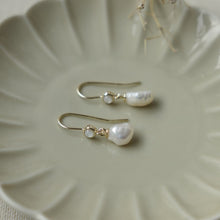 Load image into Gallery viewer, Juliet Earrings - Gold
