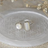 Load image into Gallery viewer, Stone Sister Ring - Silver/Mother Of Pearl
