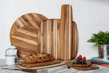Load image into Gallery viewer, TEAKHAUS Rounded Edges Round 18" Cutting Board
