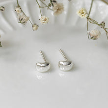 Load image into Gallery viewer, Throw On Studs - Silver
