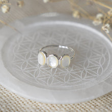 Load image into Gallery viewer, Tri Essence Ring - Silver/Mother Of Pearl
