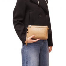 Load image into Gallery viewer, Dory Clutch - Camel

