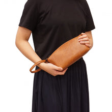 Load image into Gallery viewer, Paula Clutch - Black
