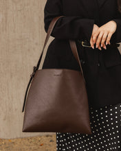 Load image into Gallery viewer, Peyton Shoulder Bag- Chocolate
