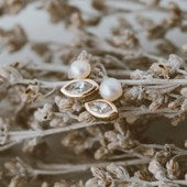 Load image into Gallery viewer, Flawless Studs - Gold/White Pearl/Clear
